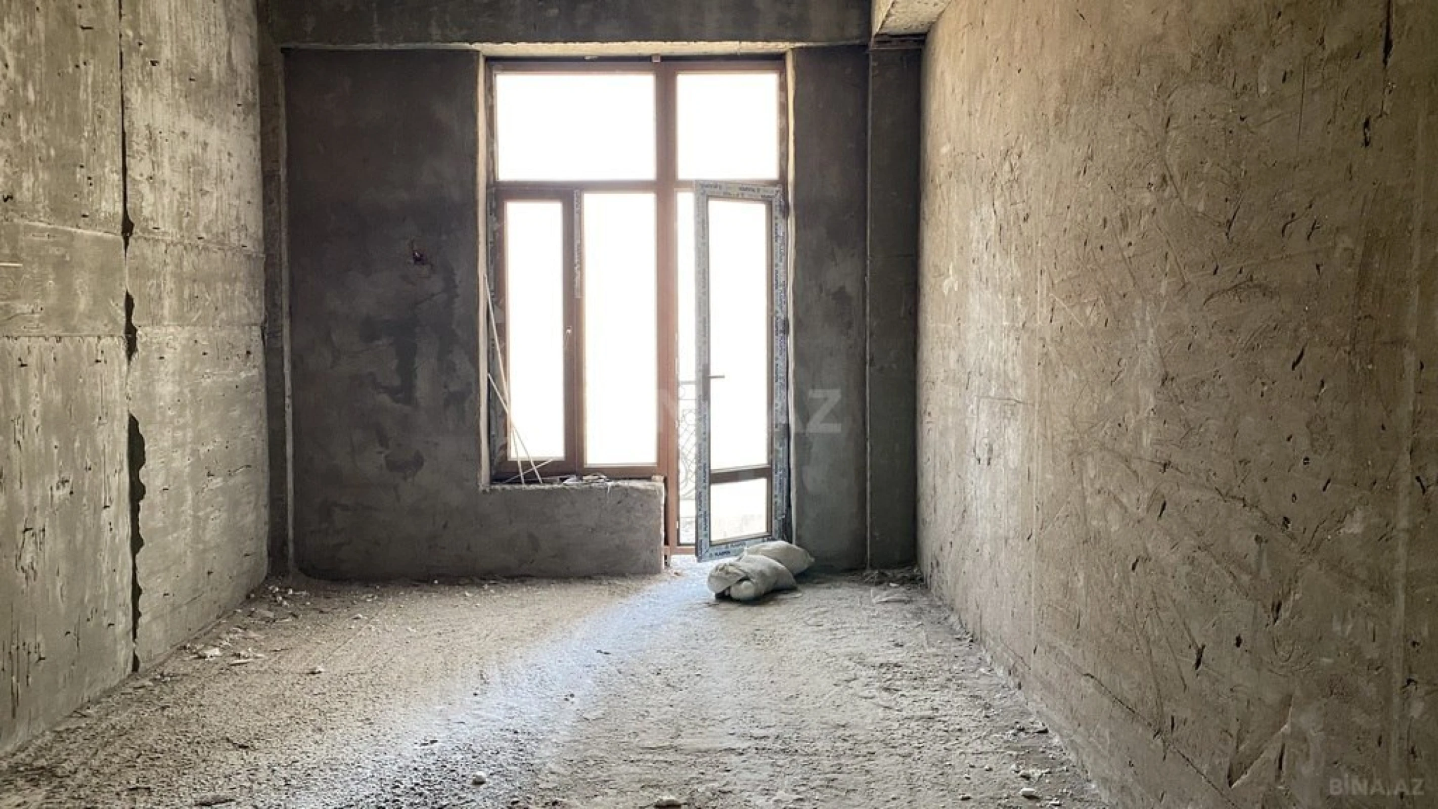 Satılır 3 otaqlı mənzil 305 m²