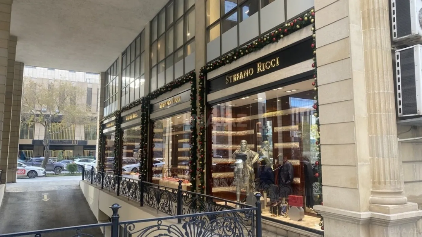 Satılır 3 otaqlı mənzil 305 m²