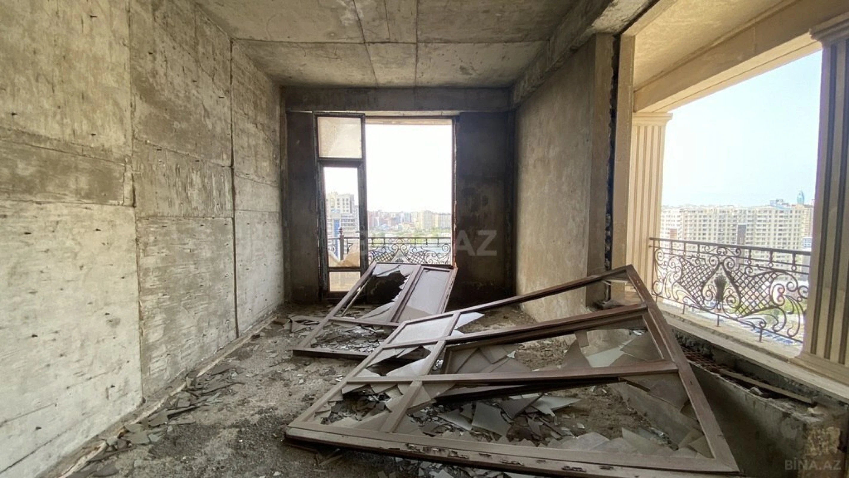 Satılır 3 otaqlı mənzil 305 m²