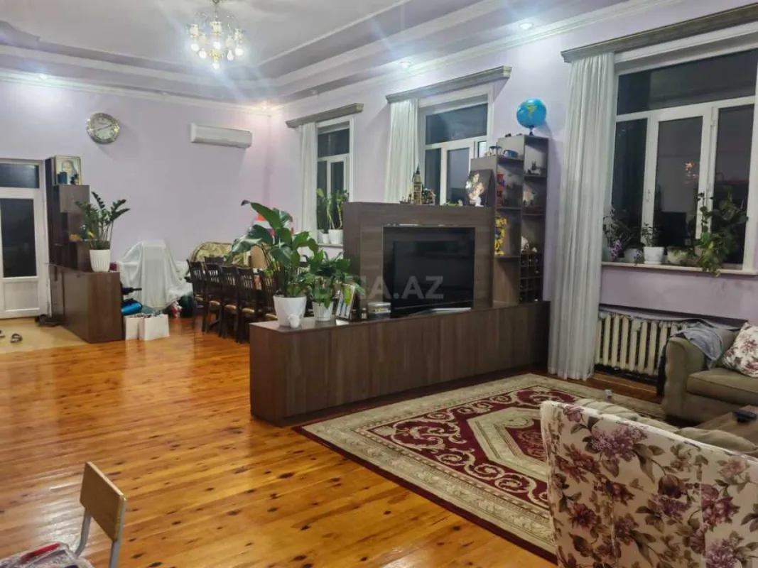 Satılır 8 otaqlı həyət evi 270 m²