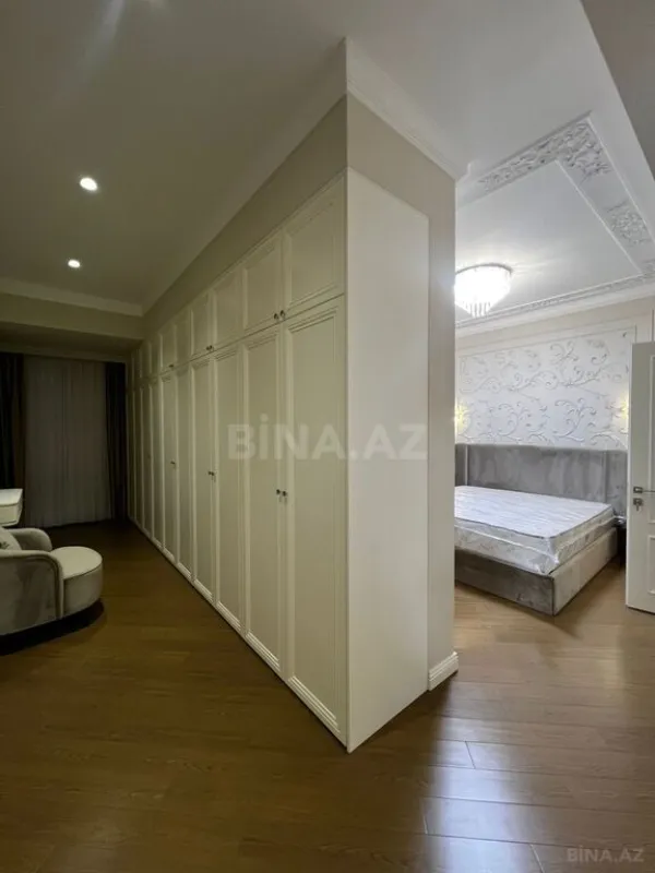 Satılır 4 otaqlı mənzil 190 m²
