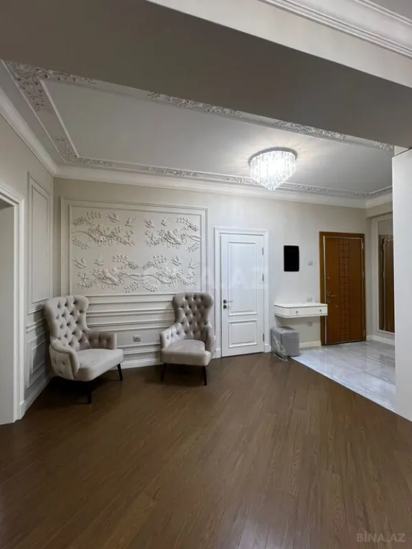 Satılır 4 otaqlı mənzil 190 m²