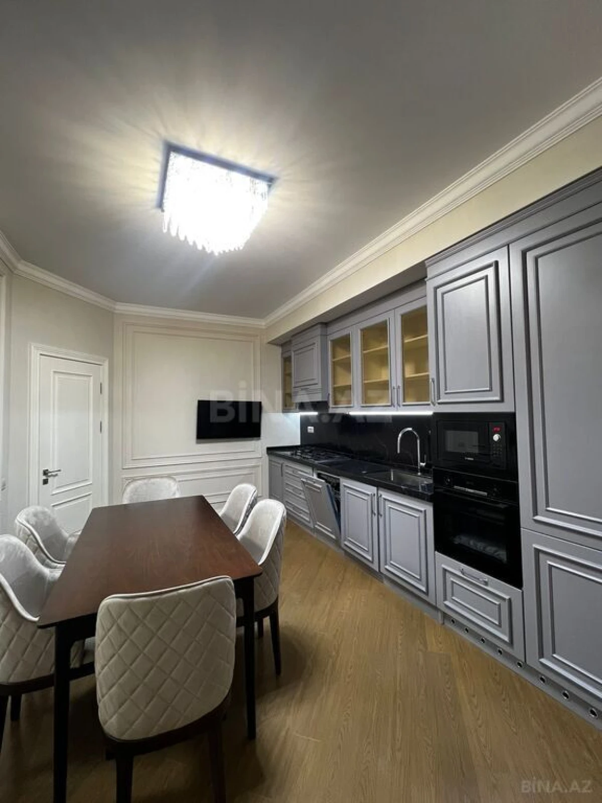 Satılır 4 otaqlı mənzil 190 m²