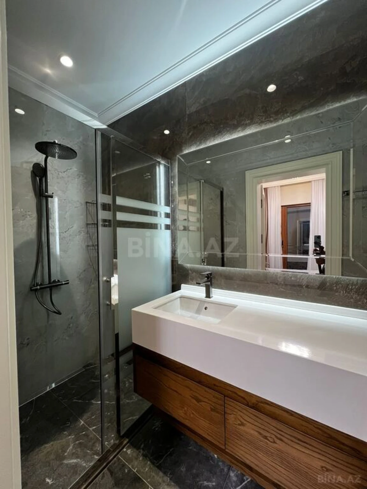 Satılır 4 otaqlı mənzil 190 m²