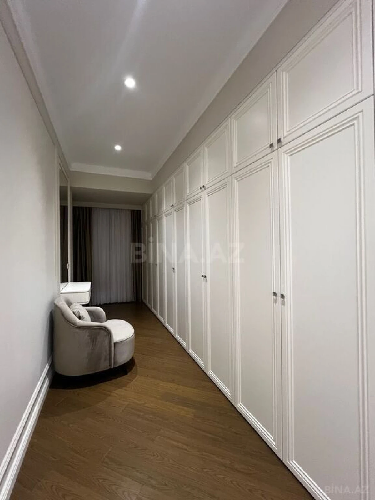 Satılır 4 otaqlı mənzil 190 m²