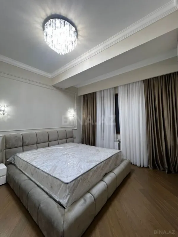 Satılır 4 otaqlı mənzil 190 m²