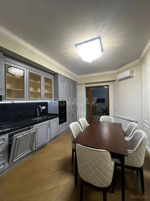 Satılır 4 otaqlı mənzil 190 m²