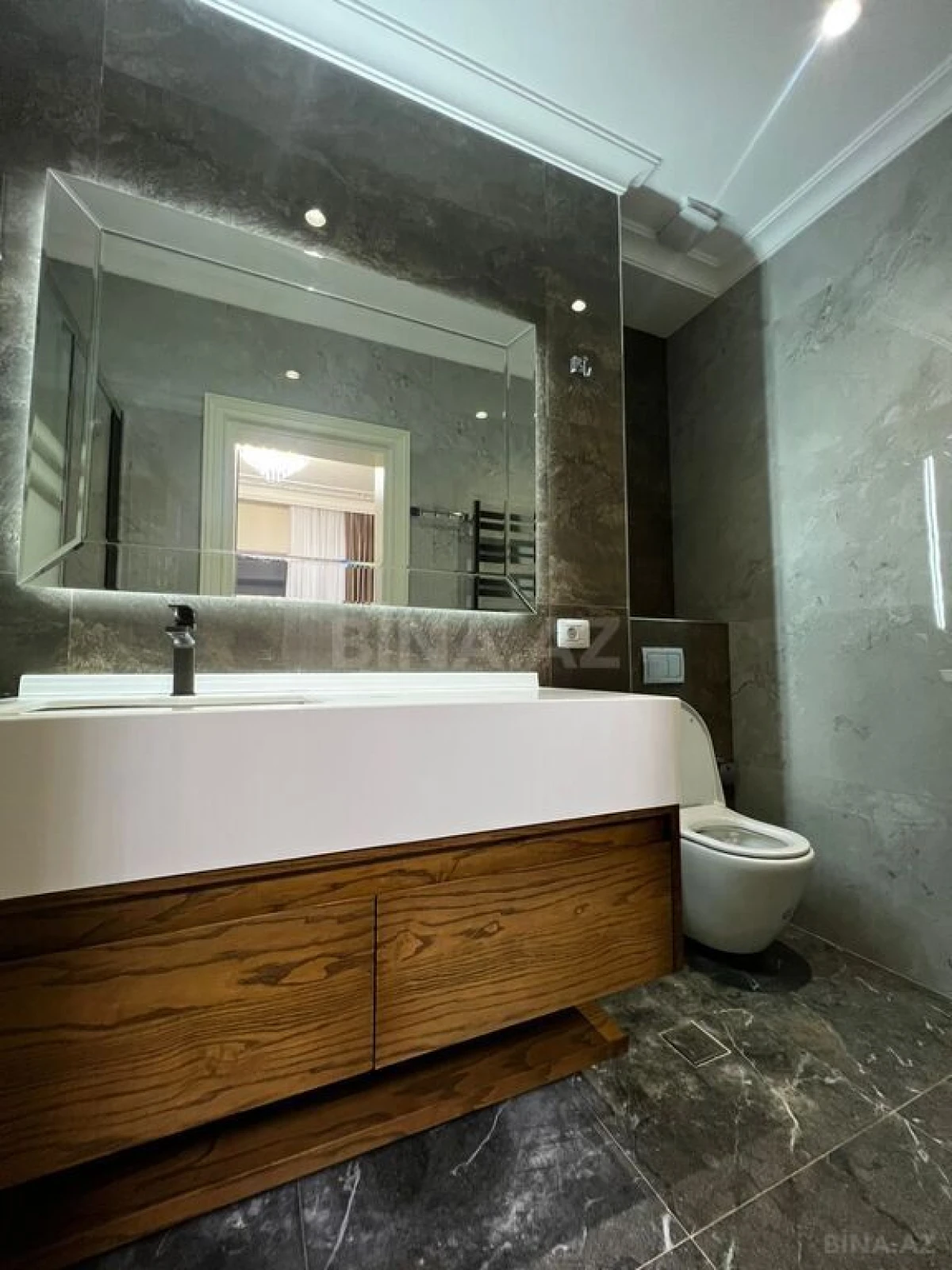 Satılır 4 otaqlı mənzil 190 m²