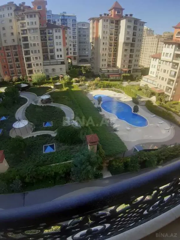 Satılır 4 otaqlı mənzil 190 m²