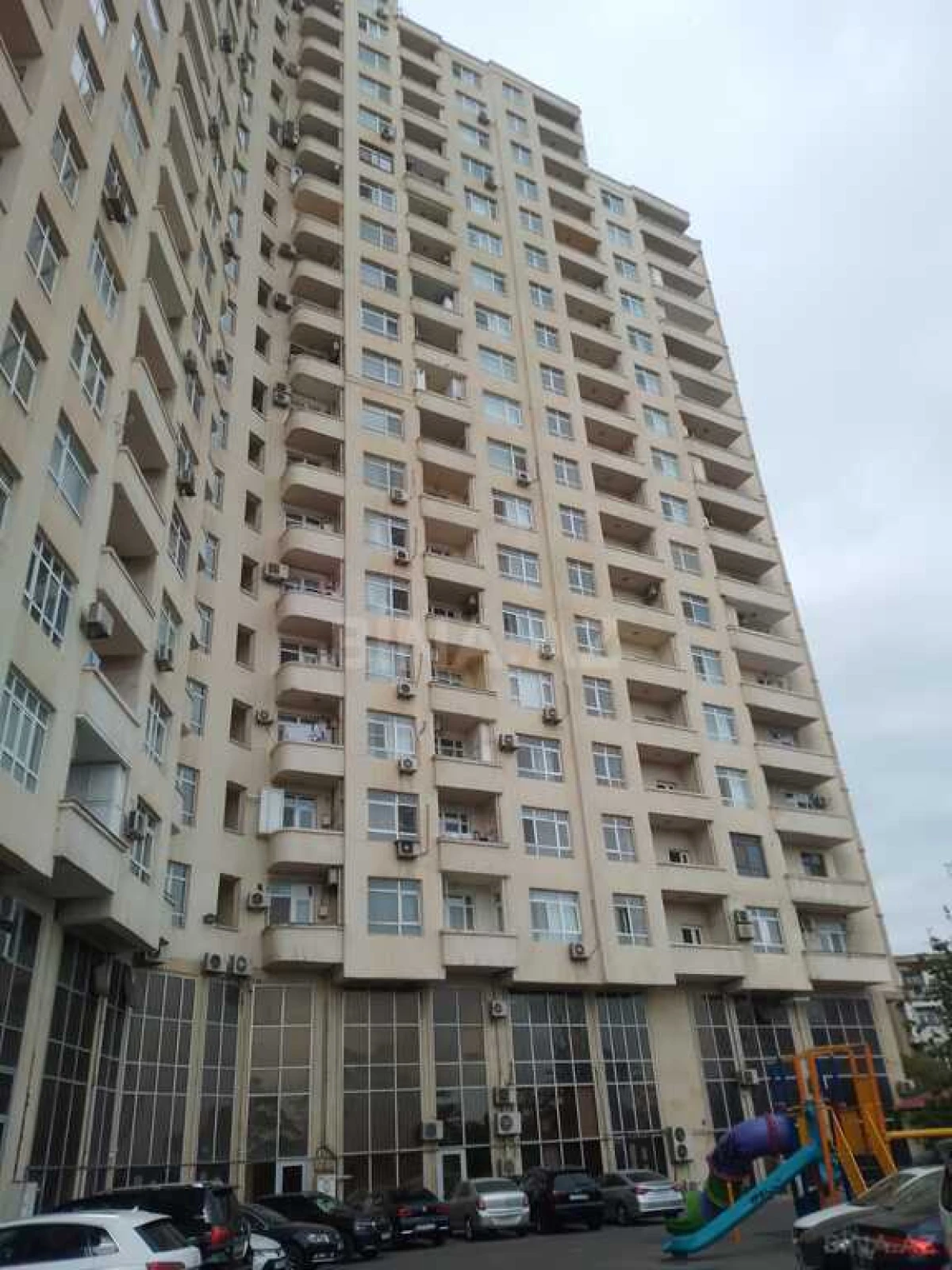Satılır 3 otaqlı mənzil 157 m²