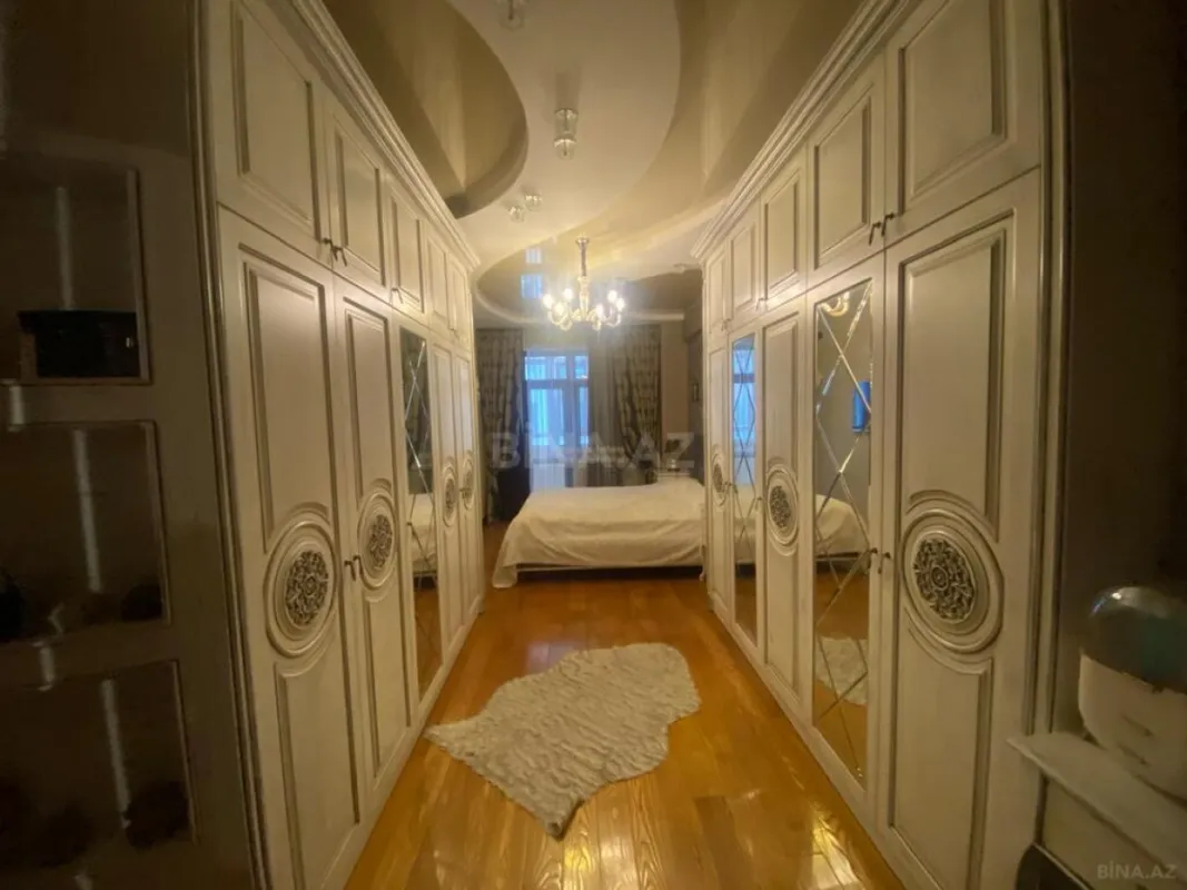 Satılır 4 otaqlı mənzil 175 m²