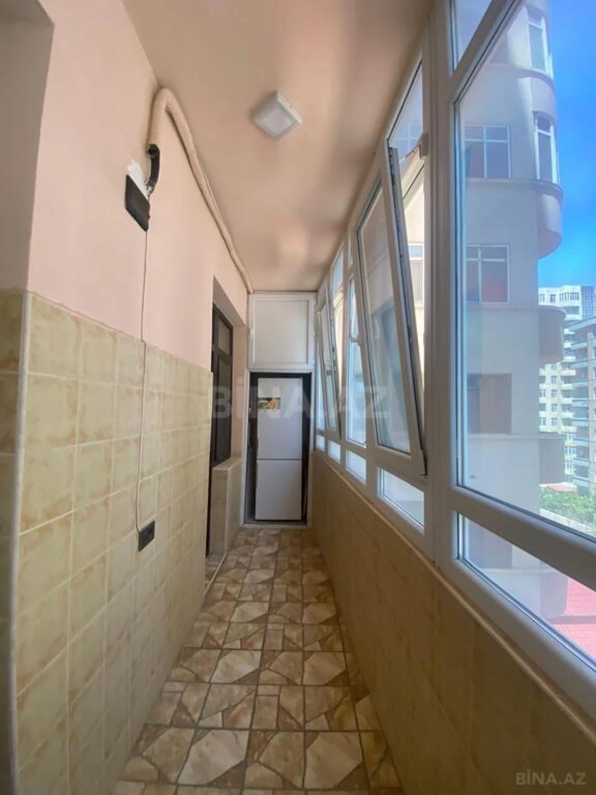 Satılır 4 otaqlı mənzil 175 m²