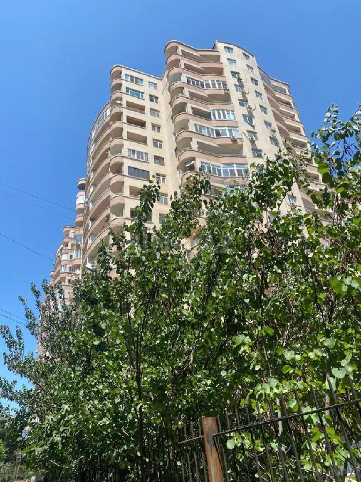 Satılır 4 otaqlı mənzil 175 m²