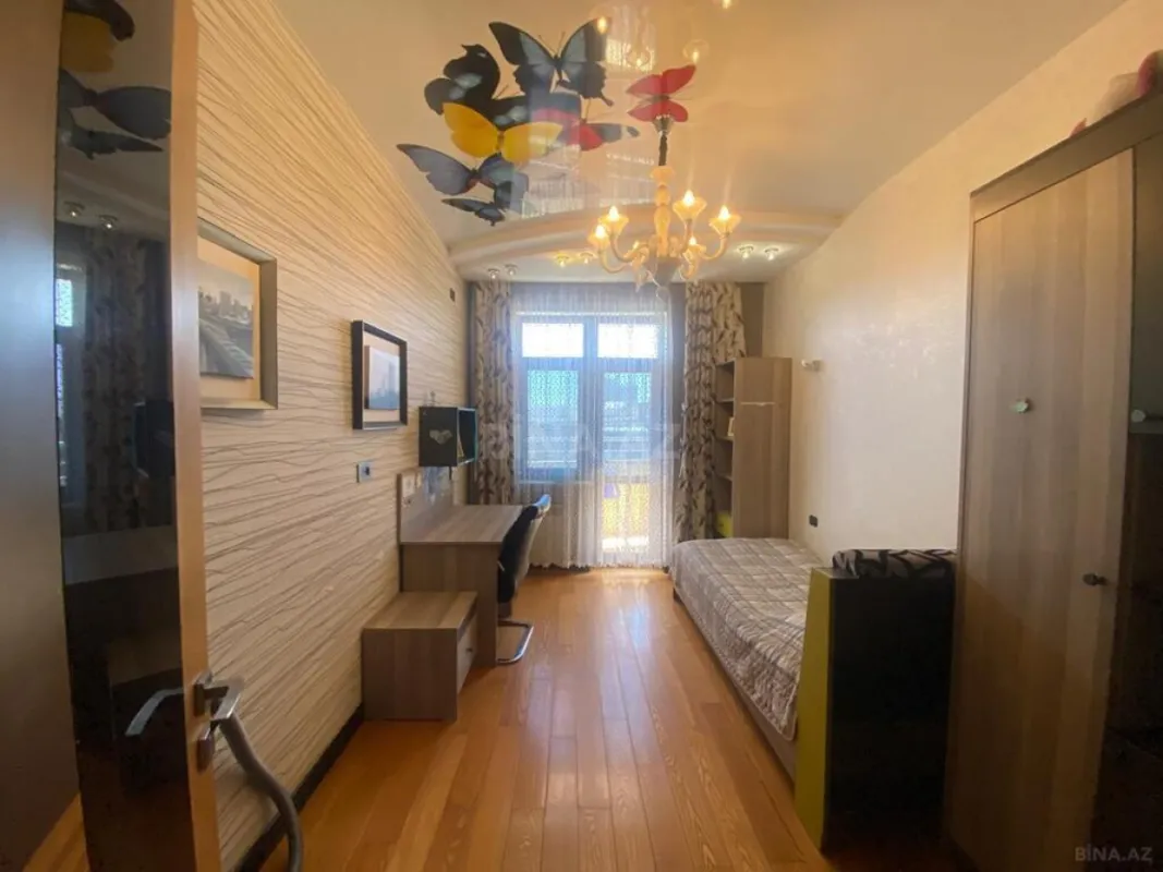 Satılır 4 otaqlı mənzil 175 m²