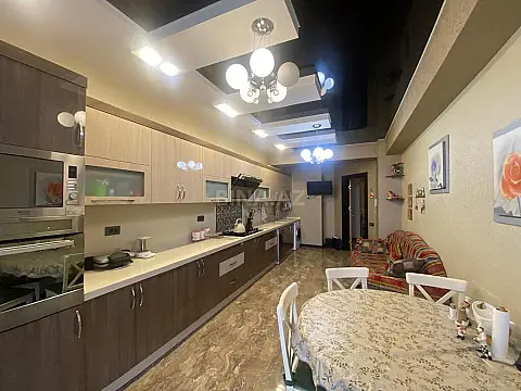Satılır 4 otaqlı mənzil 175 m²
