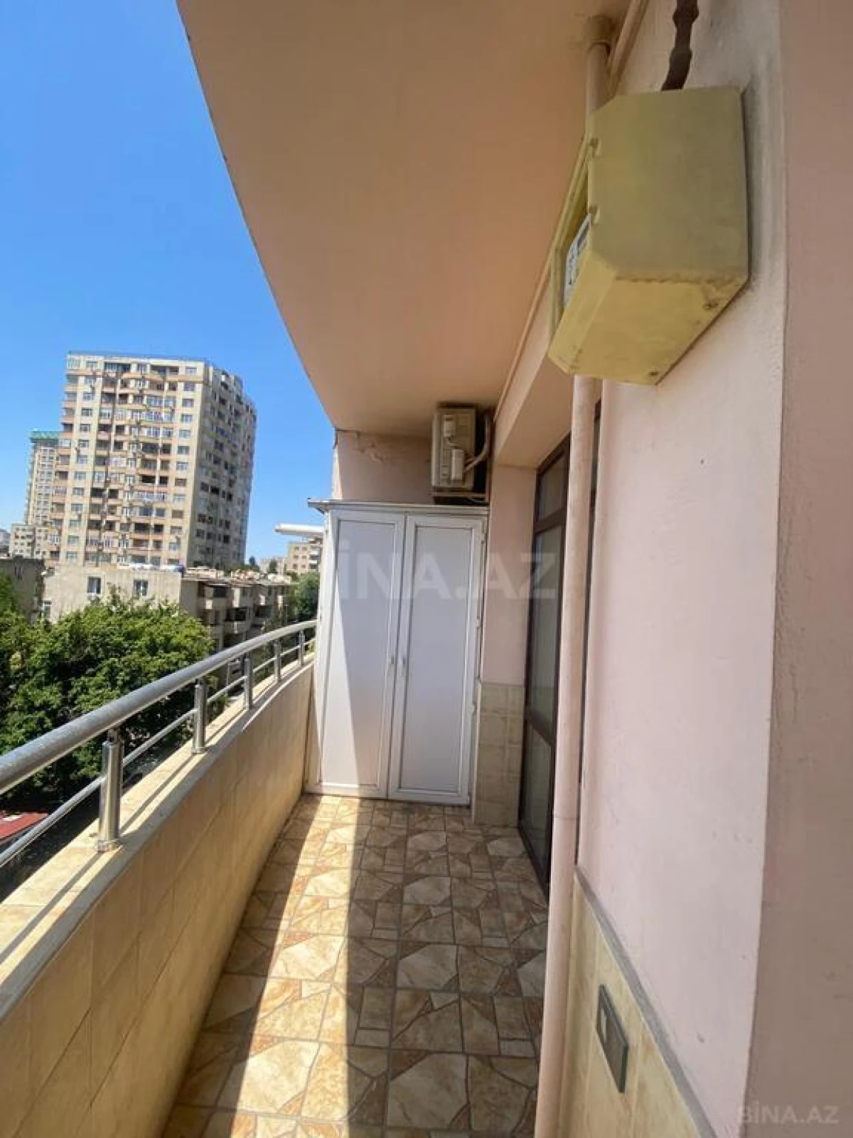 Satılır 4 otaqlı mənzil 175 m²