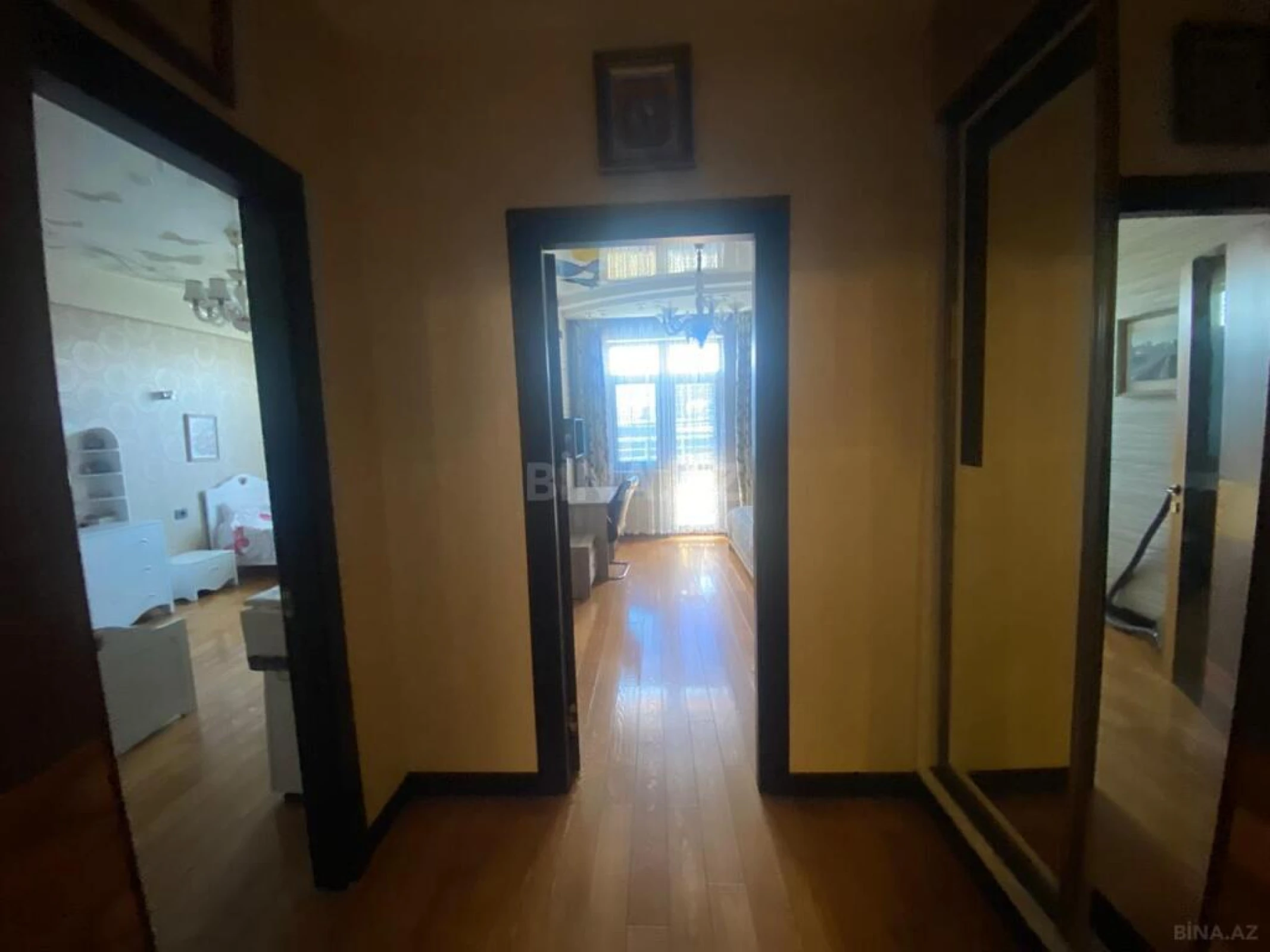Satılır 4 otaqlı mənzil 175 m²