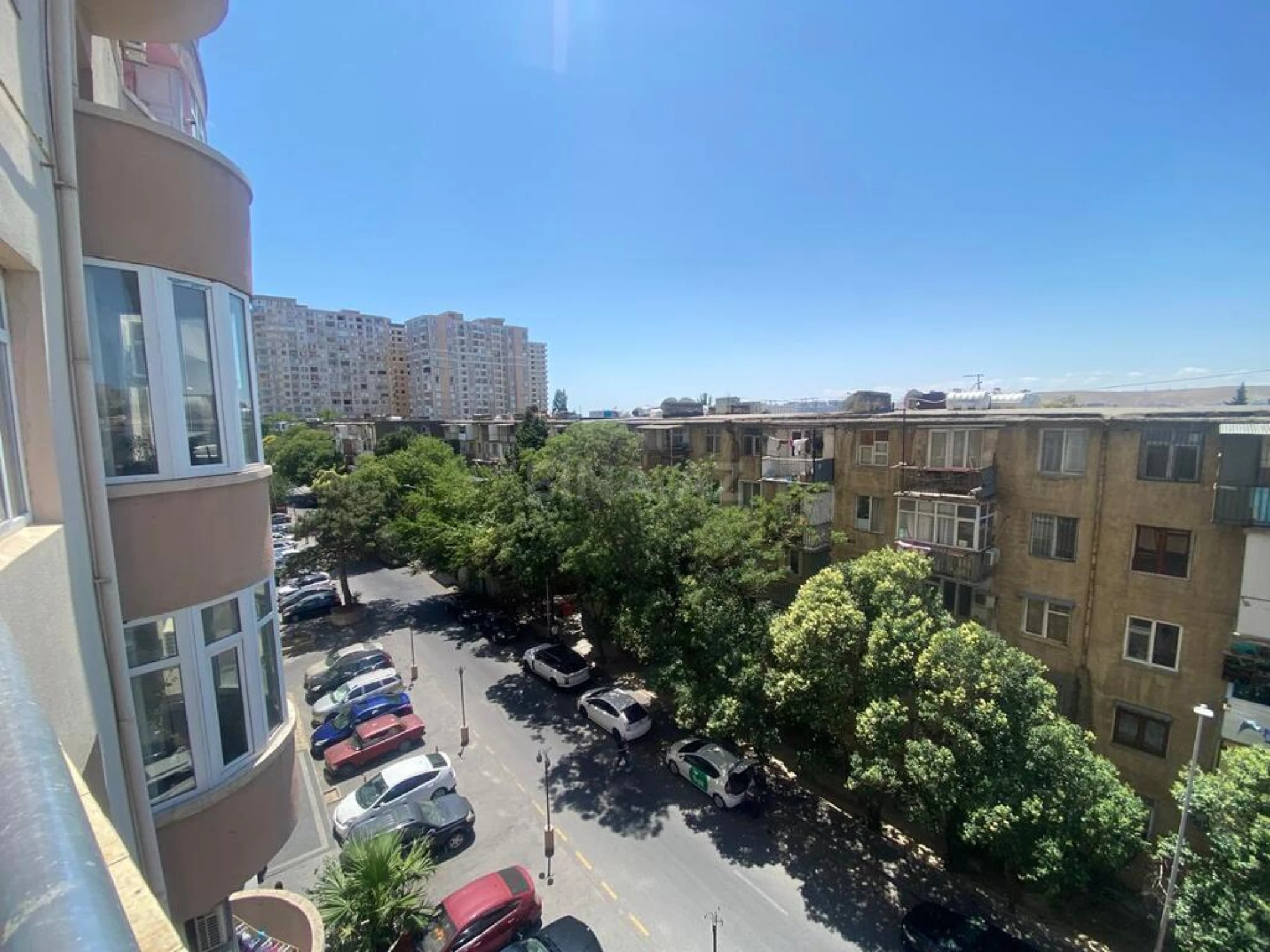 Satılır 4 otaqlı mənzil 175 m²