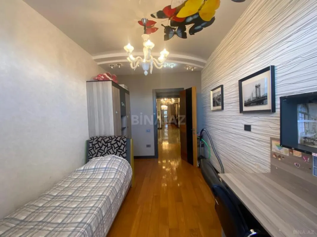 Satılır 4 otaqlı mənzil 175 m²