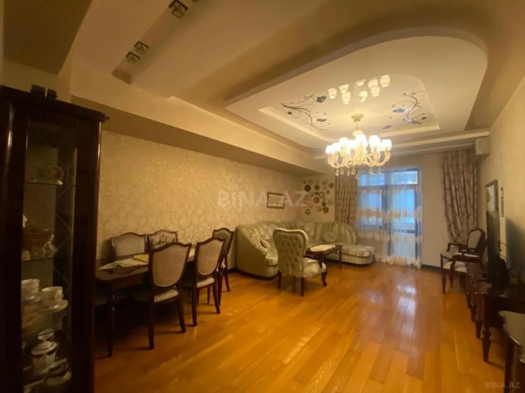 Satılır 4 otaqlı mənzil 175 m²