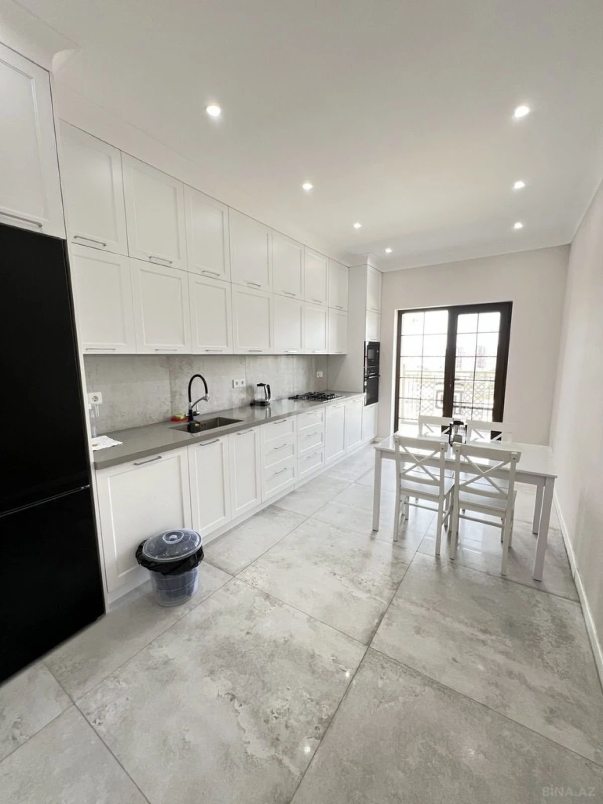 Kirayə verilir 4 otaqlı mənzil 135 m²