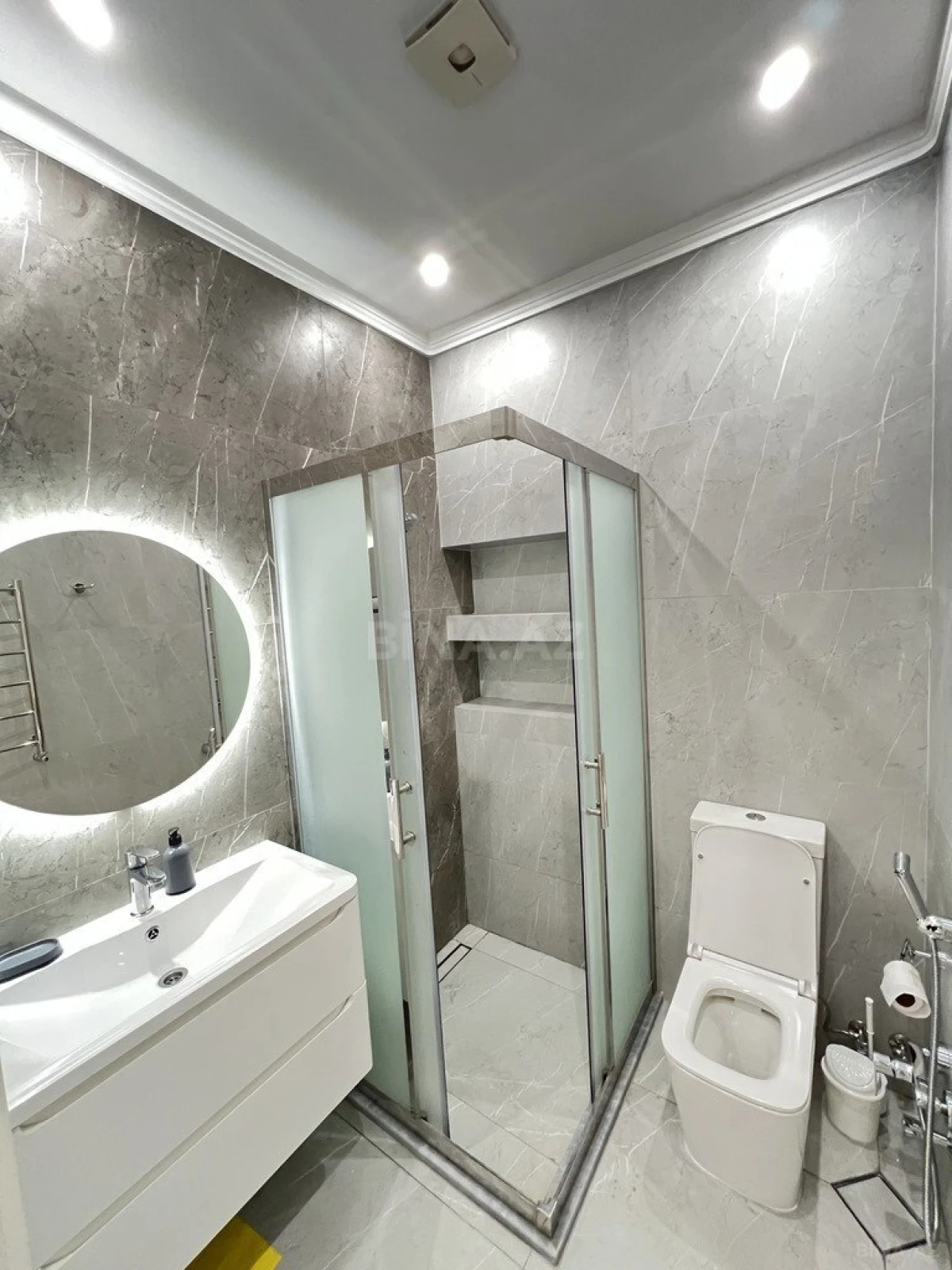 Kirayə verilir 4 otaqlı mənzil 135 m²