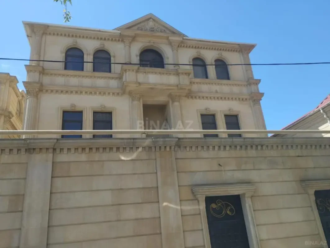 Satılır 9 otaqlı həyət evi 870 m²