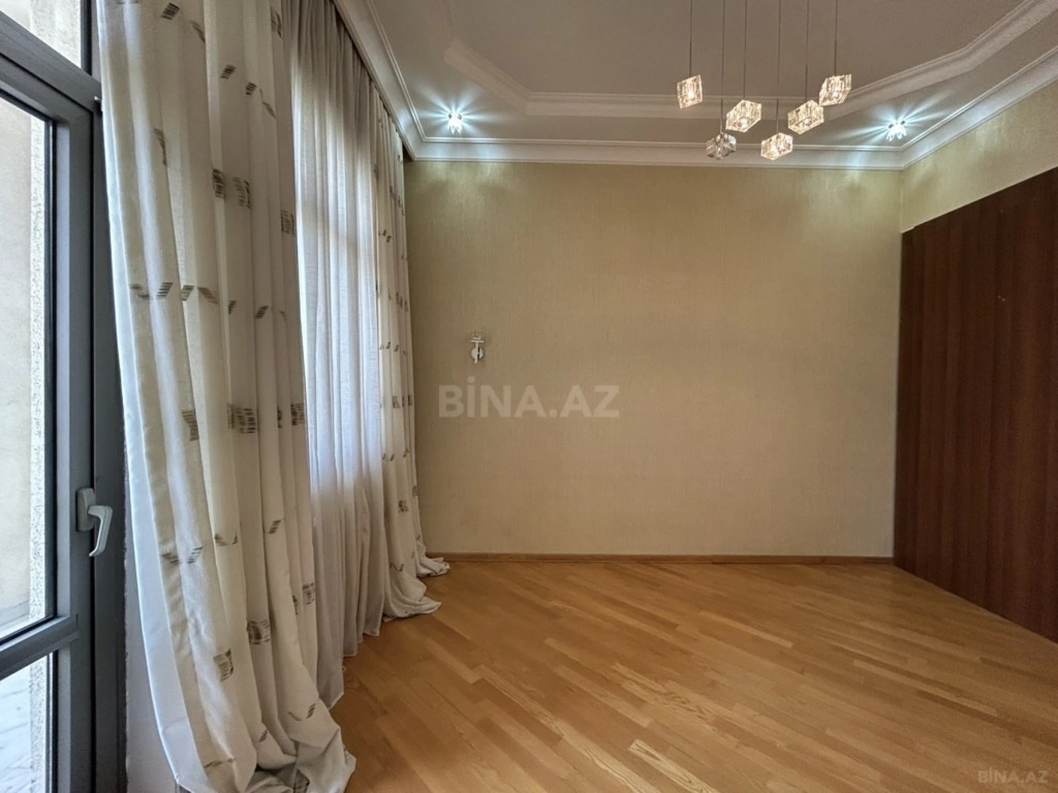 Kirayə verilir 3 otaqlı mənzil 190 m²