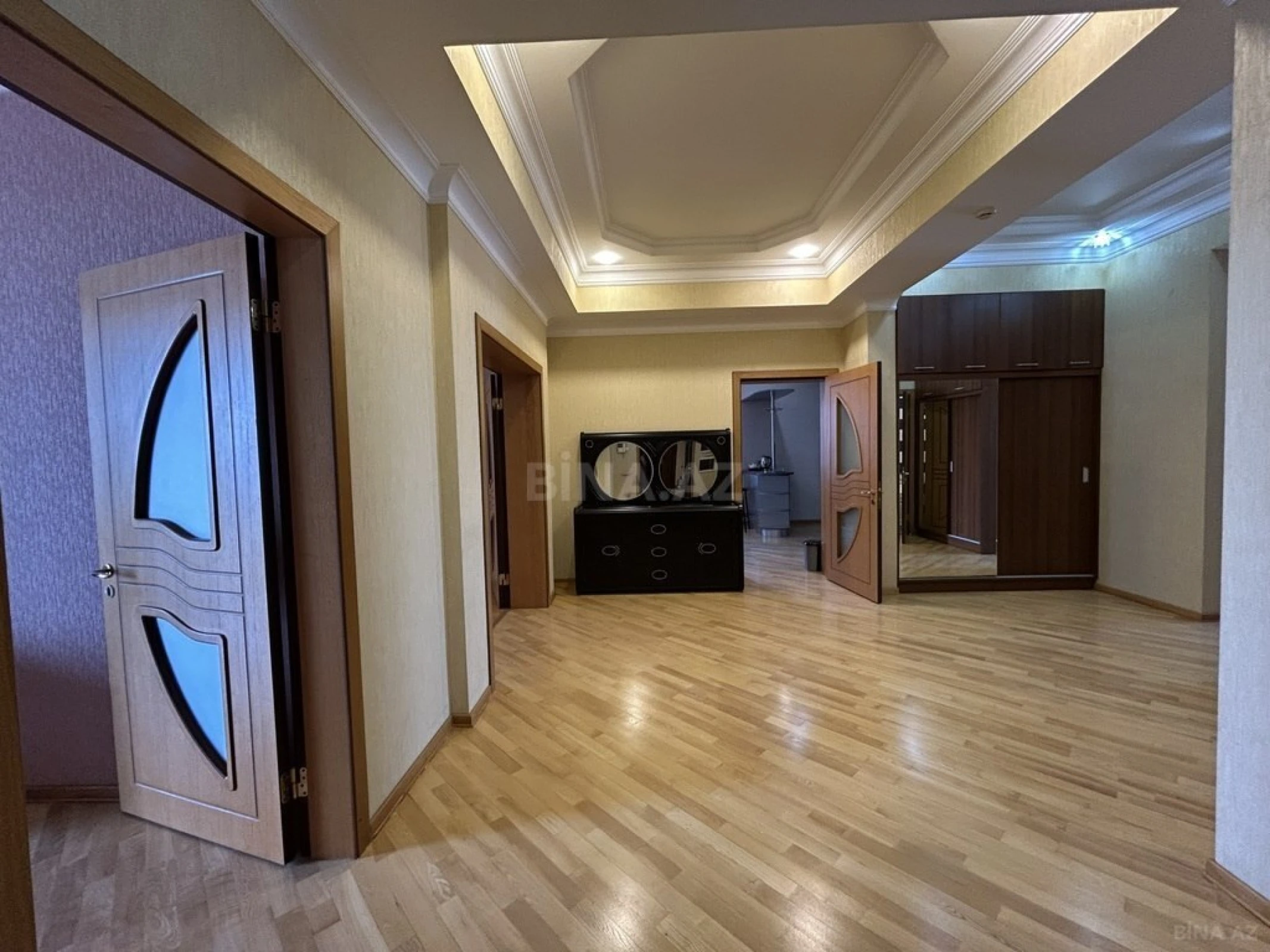 Kirayə verilir 3 otaqlı mənzil 190 m²