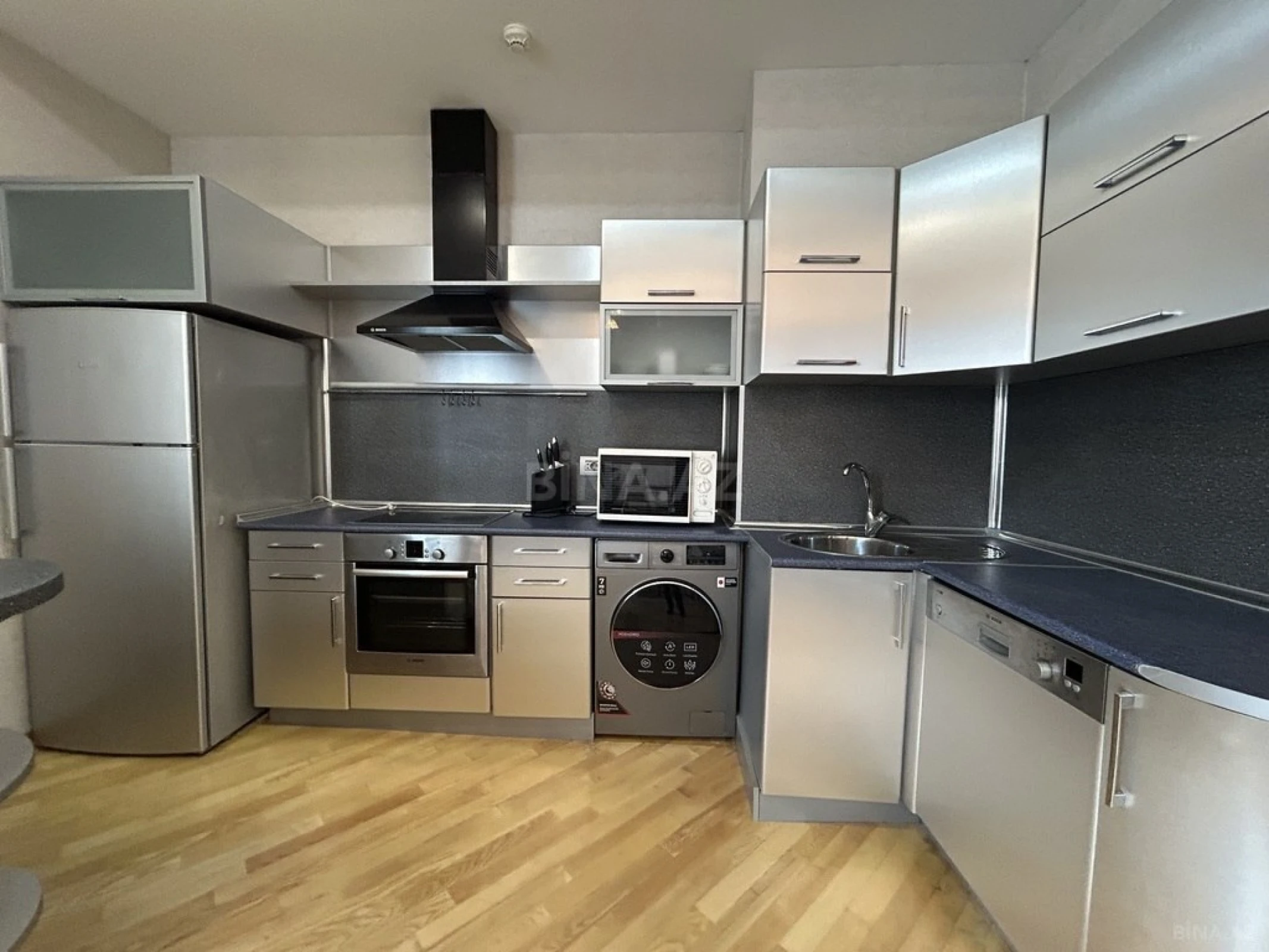 Kirayə verilir 3 otaqlı mənzil 190 m²