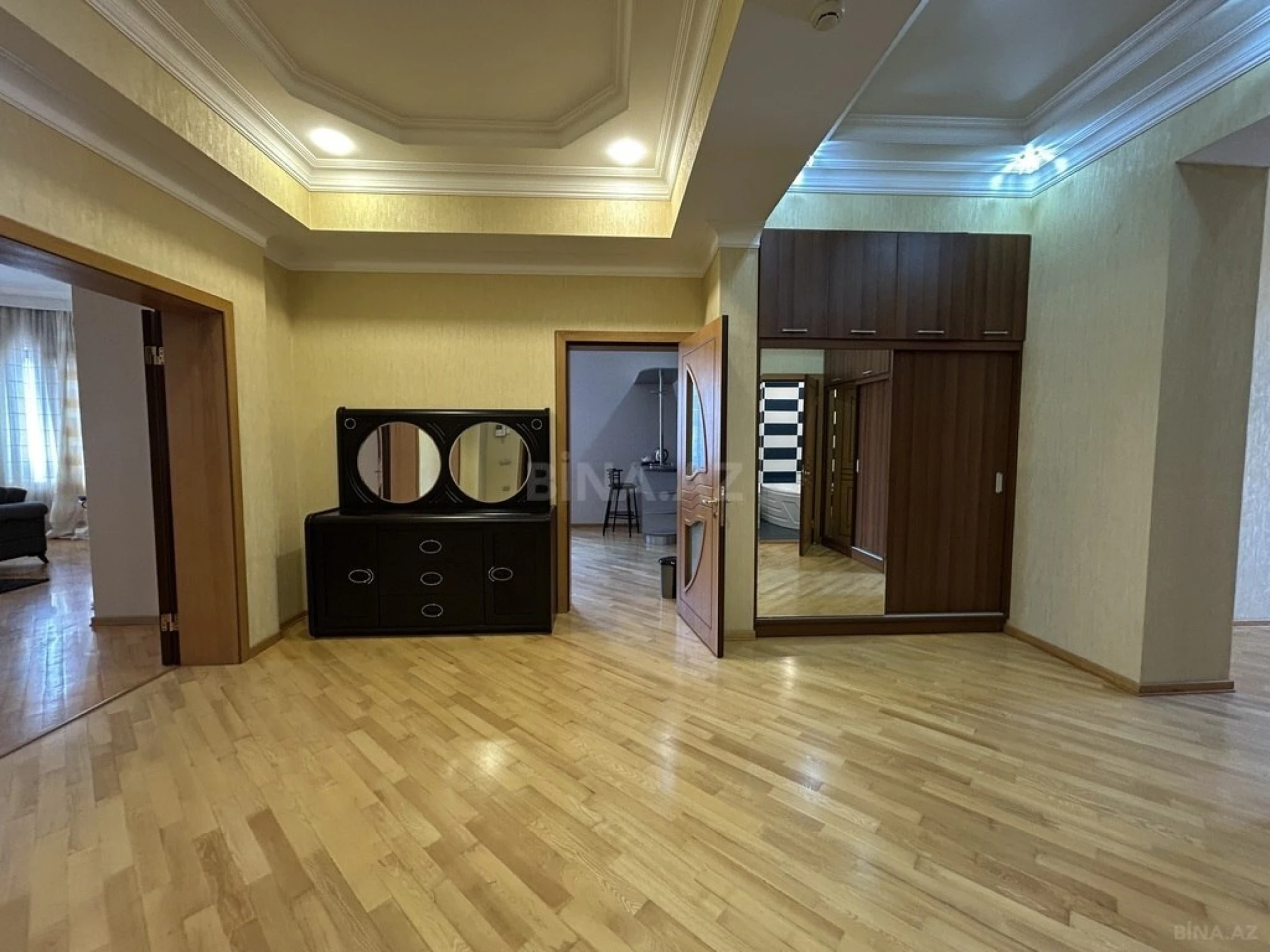 Kirayə verilir 3 otaqlı mənzil 190 m²