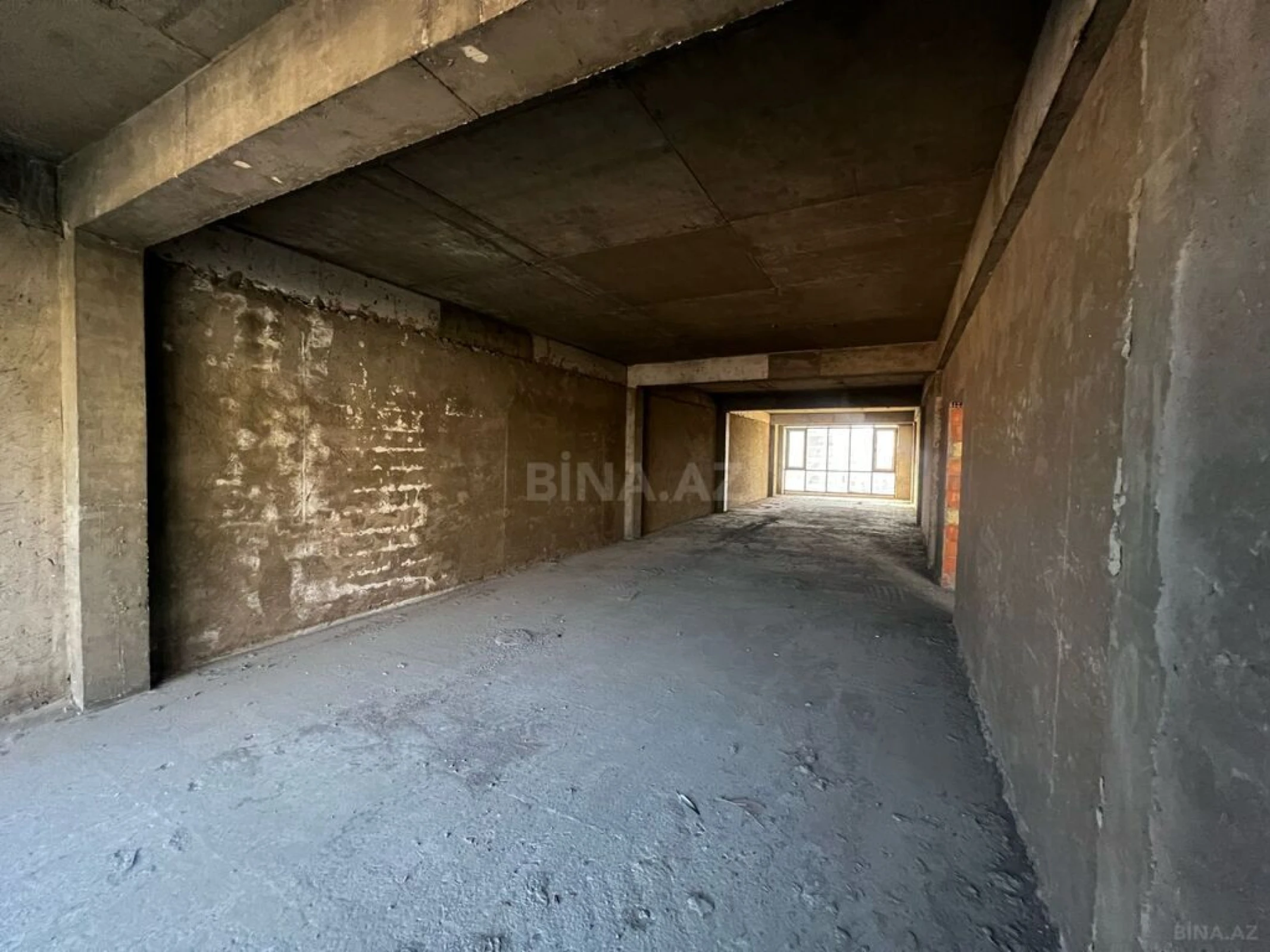 Satılır 6 otaqlı mənzil 323 m²