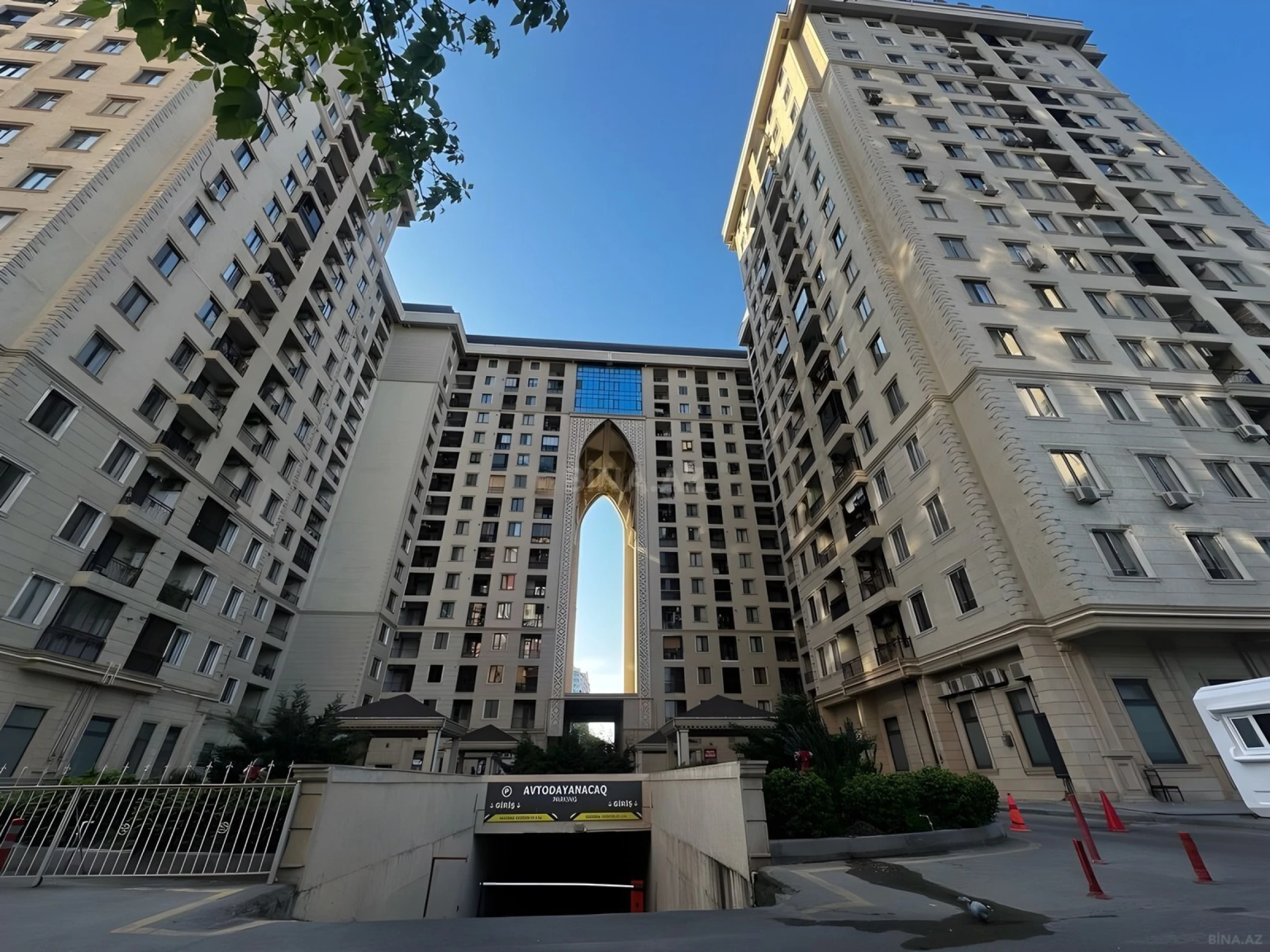 Satılır 6 otaqlı mənzil 323 m²