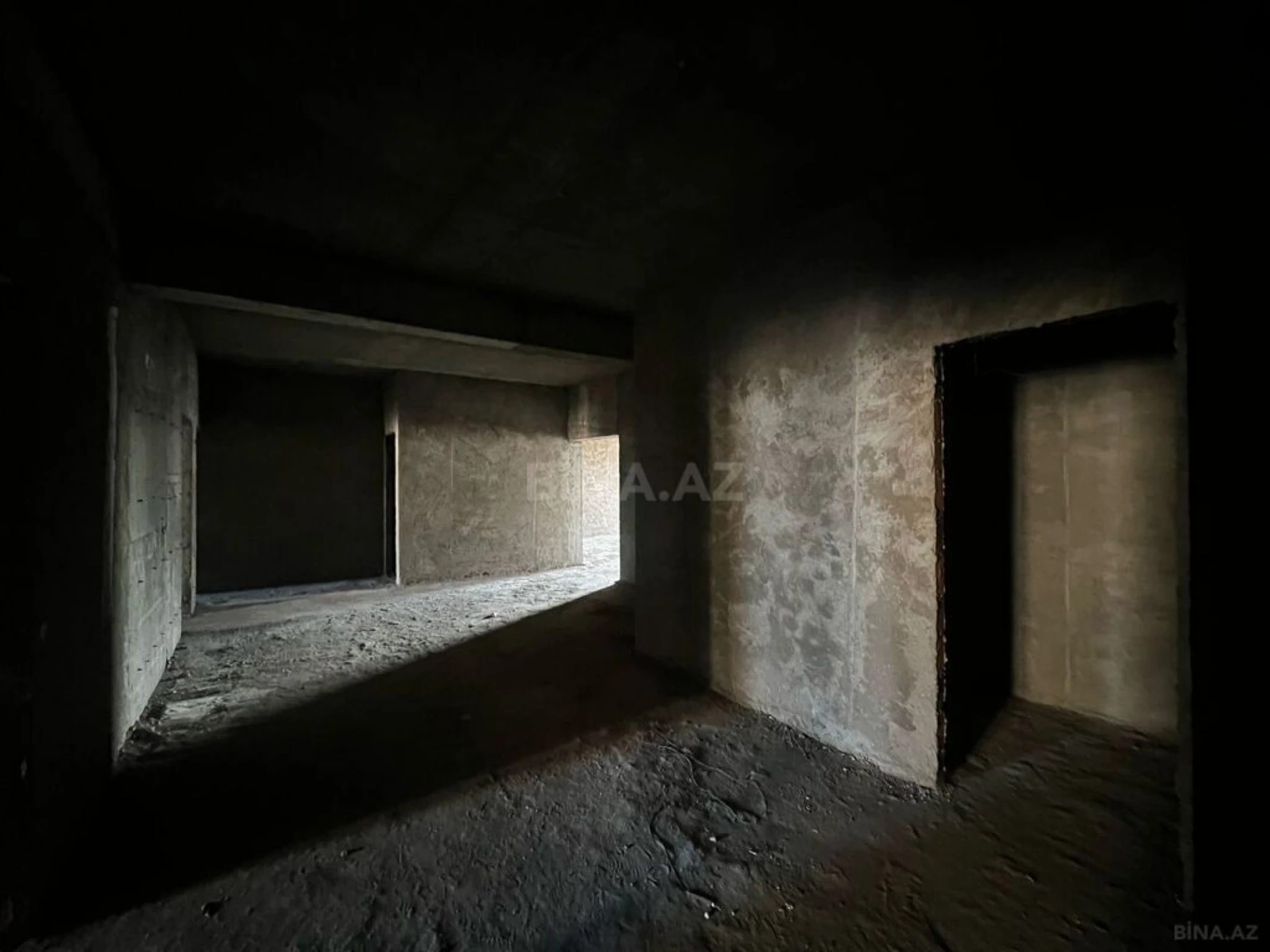 Satılır 6 otaqlı mənzil 323 m²