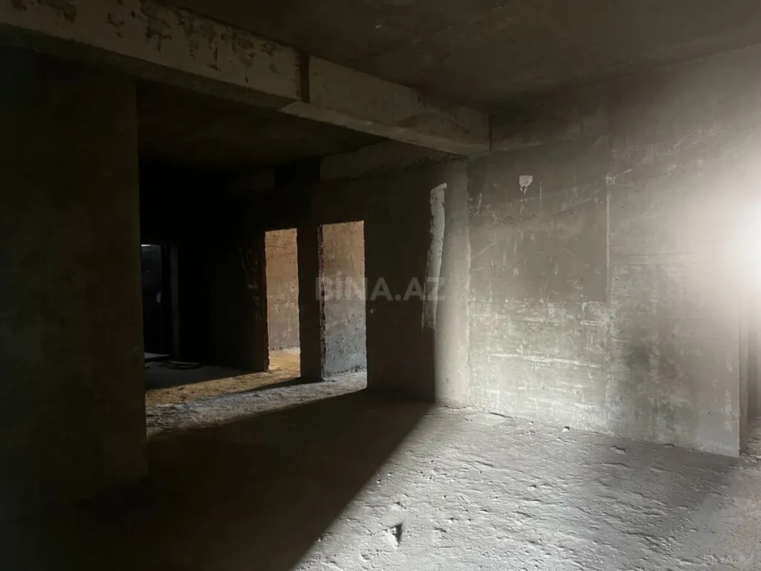 Satılır 6 otaqlı mənzil 323 m²