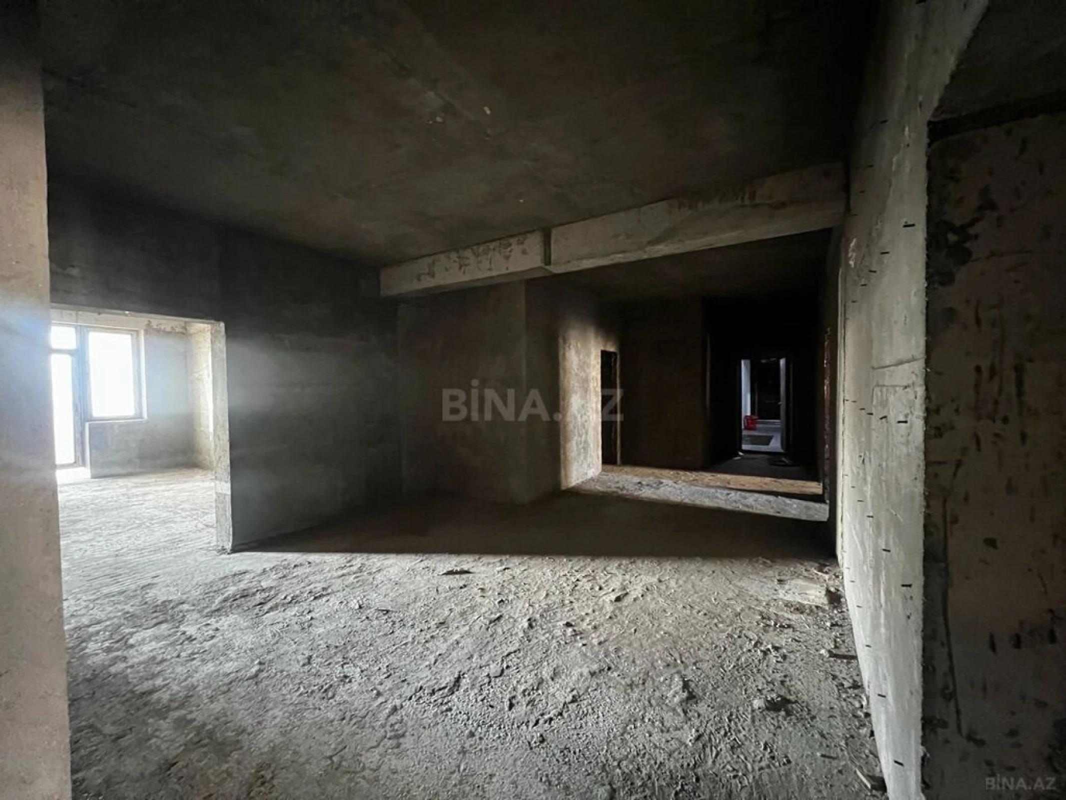 Satılır 6 otaqlı mənzil 323 m²