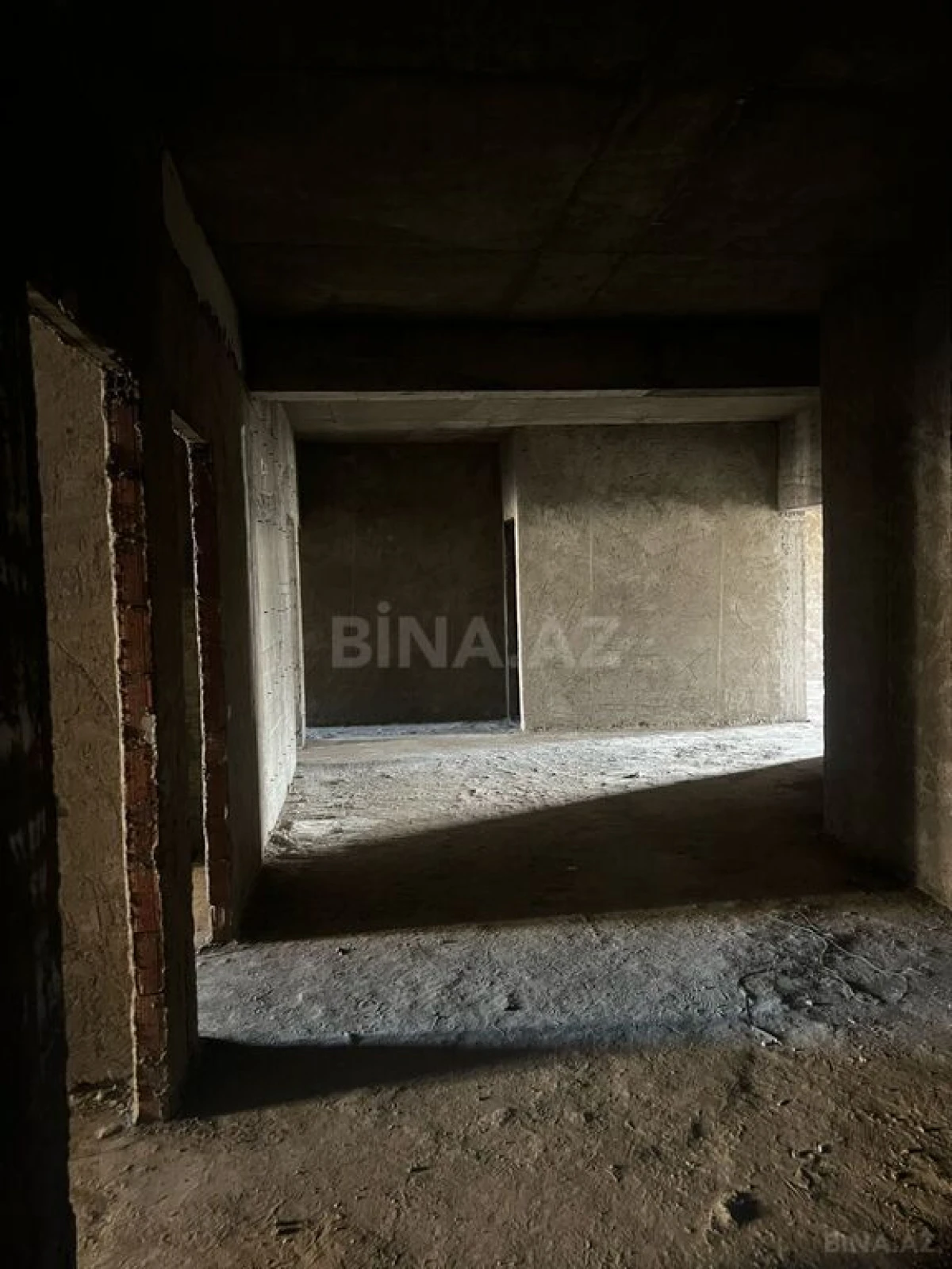 Satılır 6 otaqlı mənzil 323 m²