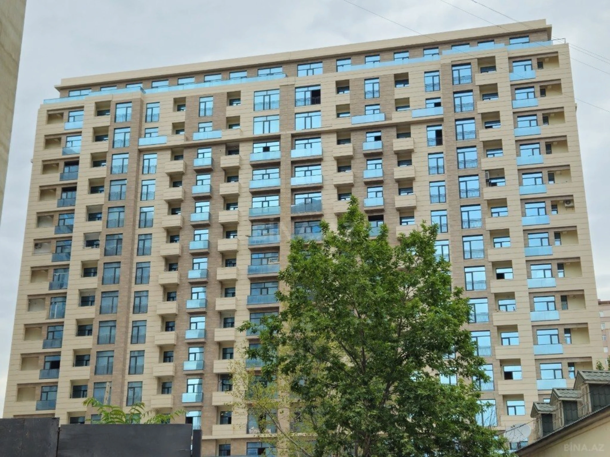 Satılır 5 otaqlı mənzil 267 m²