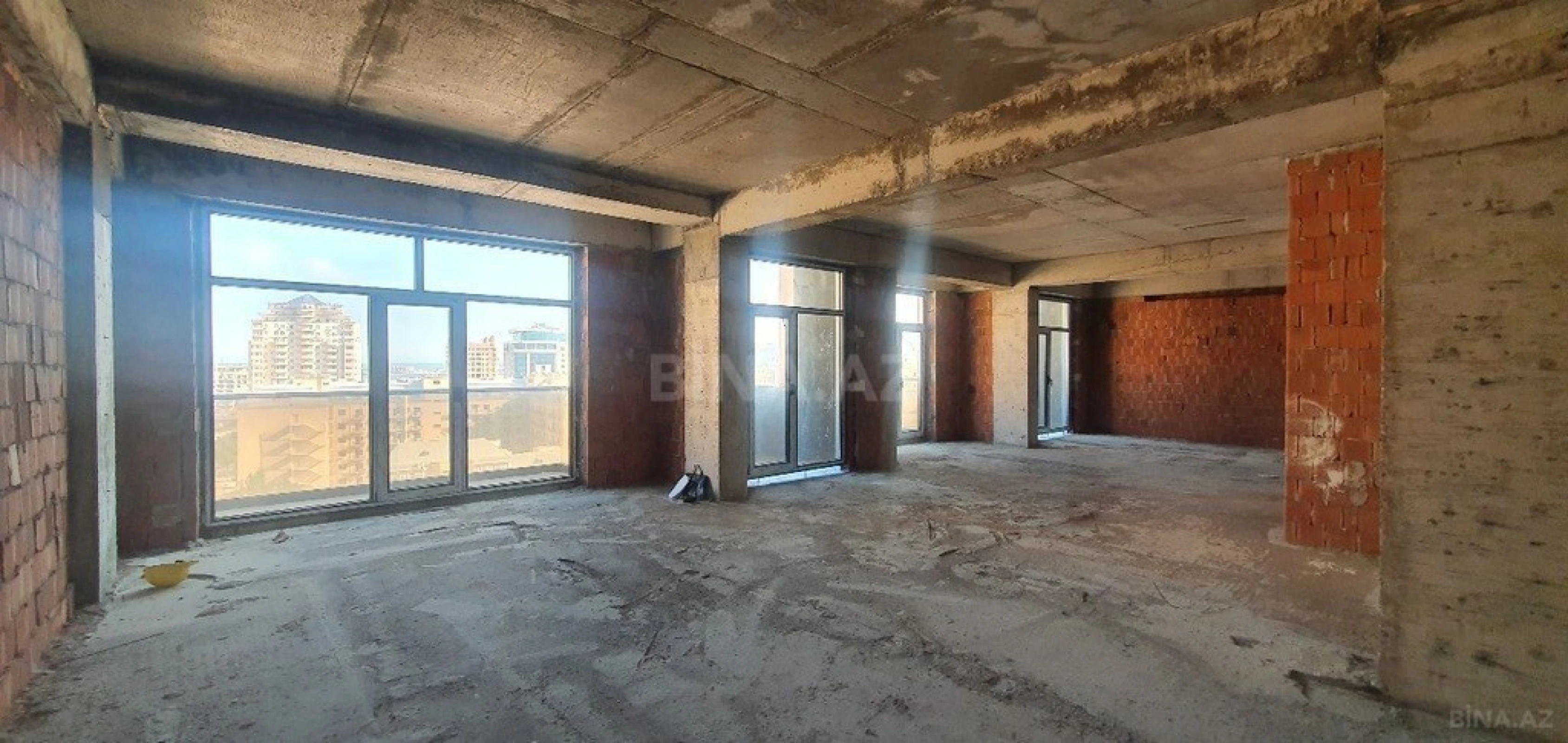 Satılır 5 otaqlı mənzil 267 m²