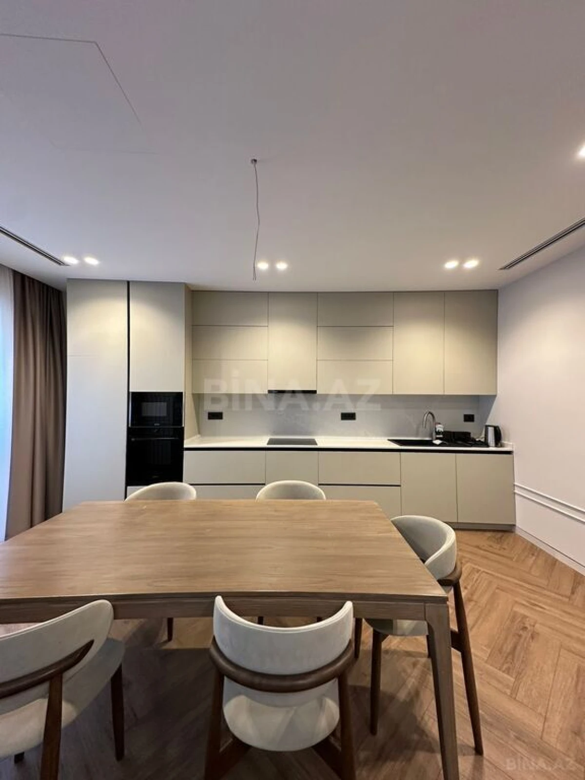 Satılır 4 otaqlı mənzil 150 m²