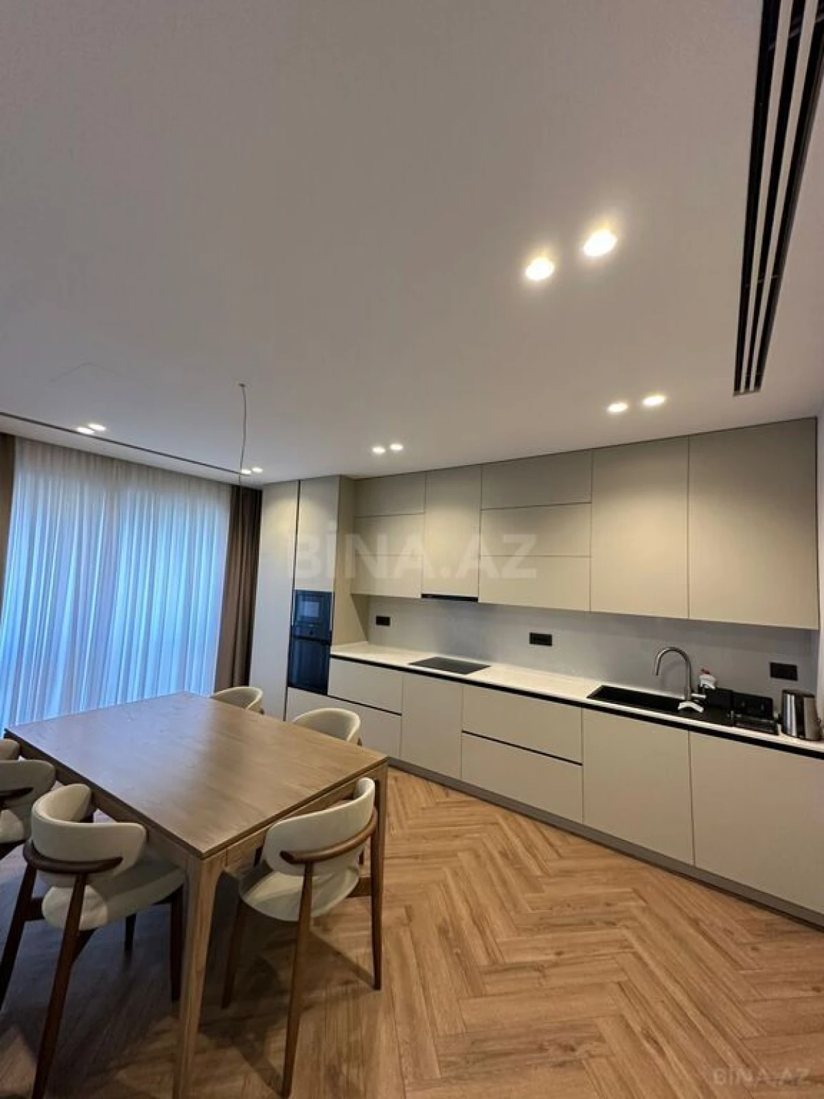 Satılır 4 otaqlı mənzil 150 m²