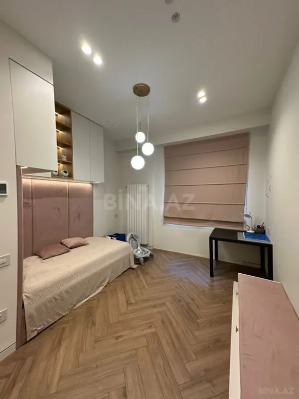 Satılır 4 otaqlı mənzil 150 m²