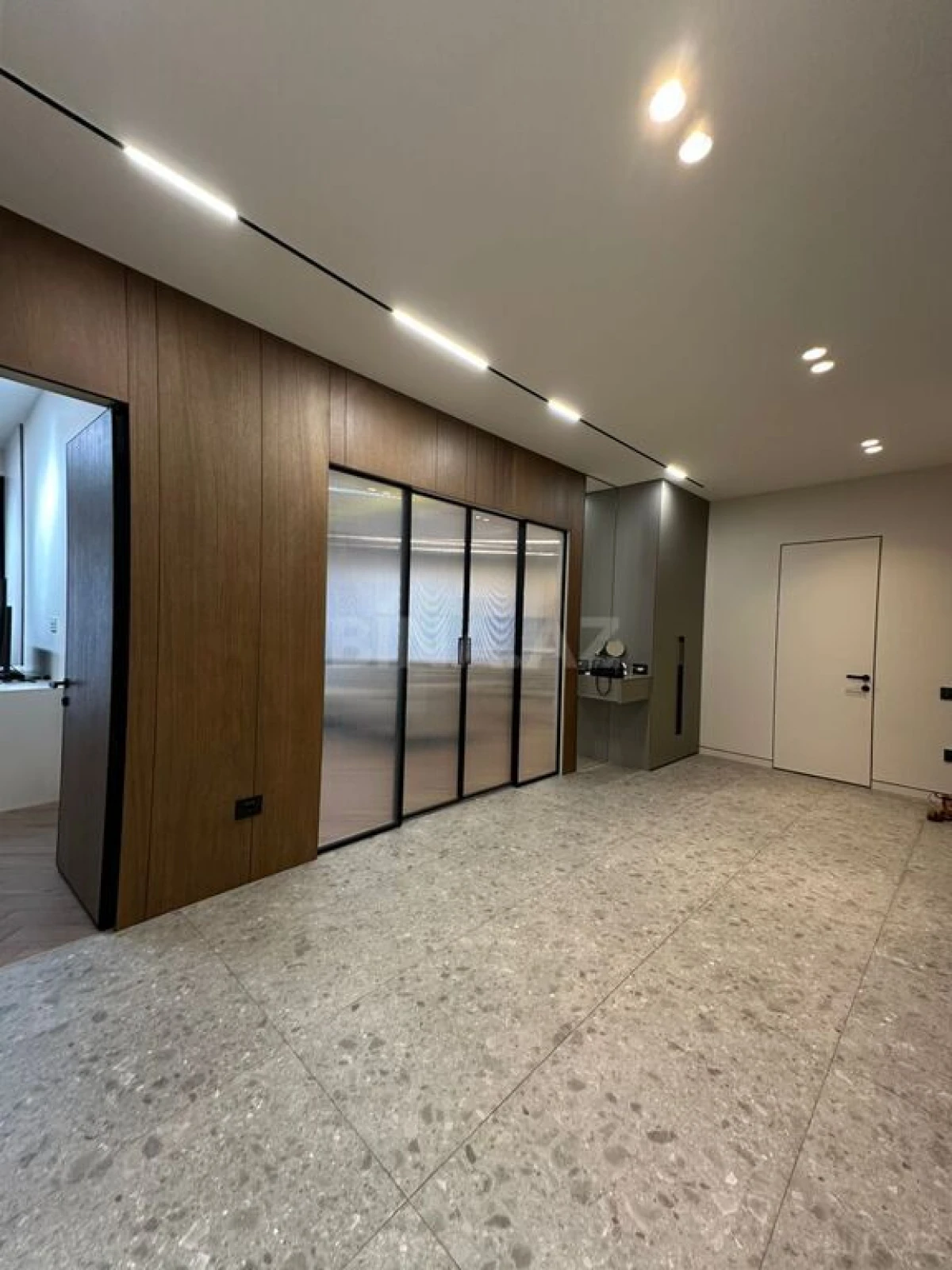 Satılır 4 otaqlı mənzil 150 m²