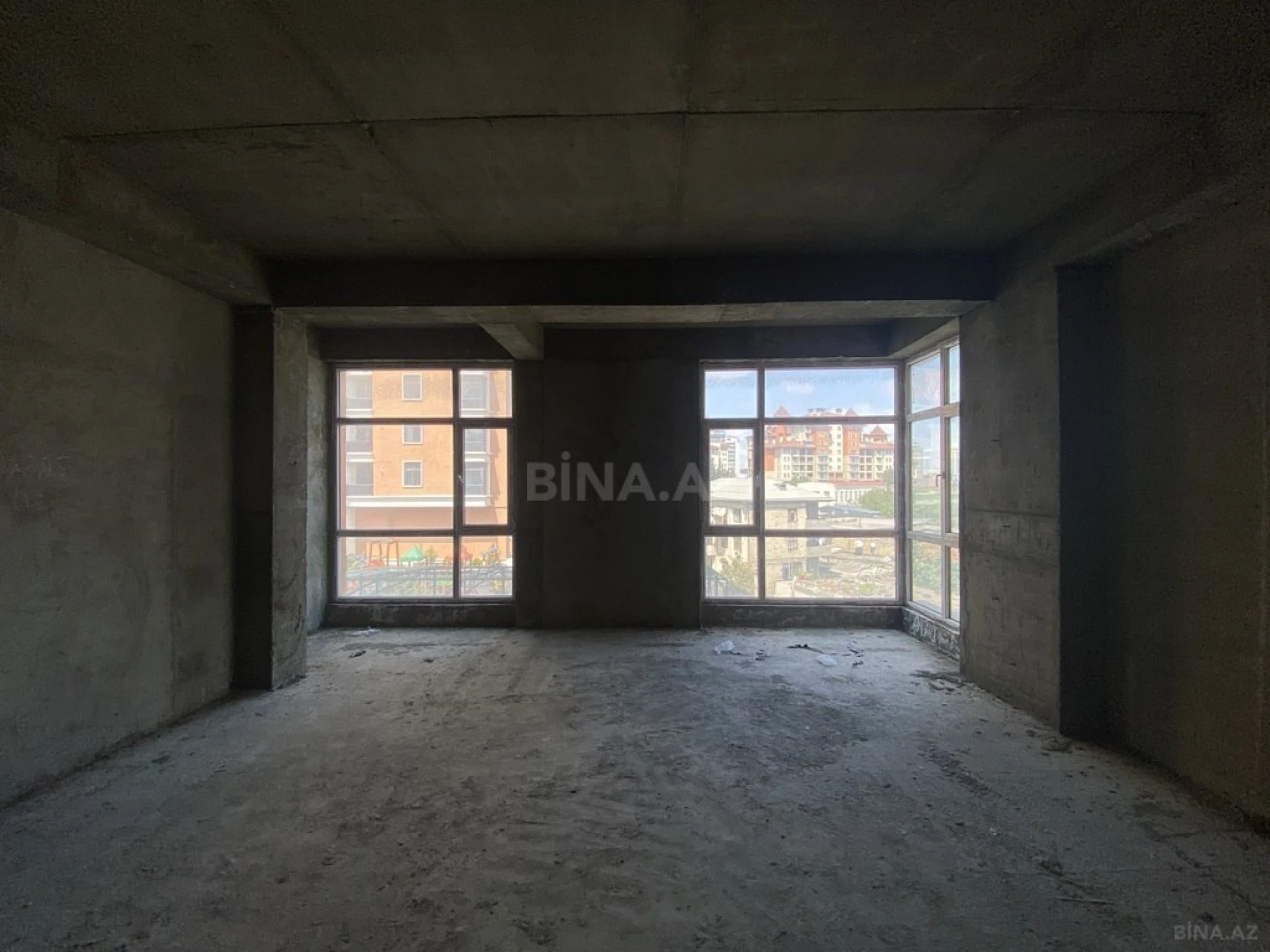 Satılır 5 otaqlı mənzil 221 m²