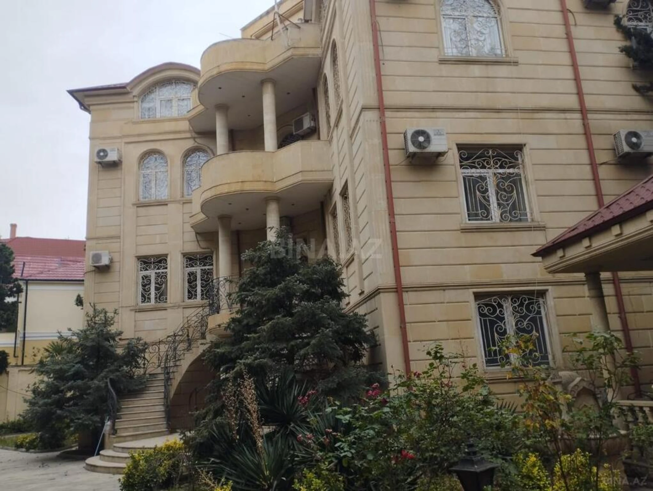 Satılır həyət evi 2000 m²