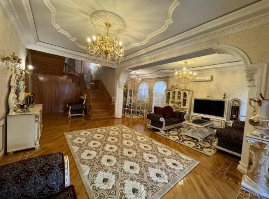 Satılır 8 otaqlı həyət evi 600 m²