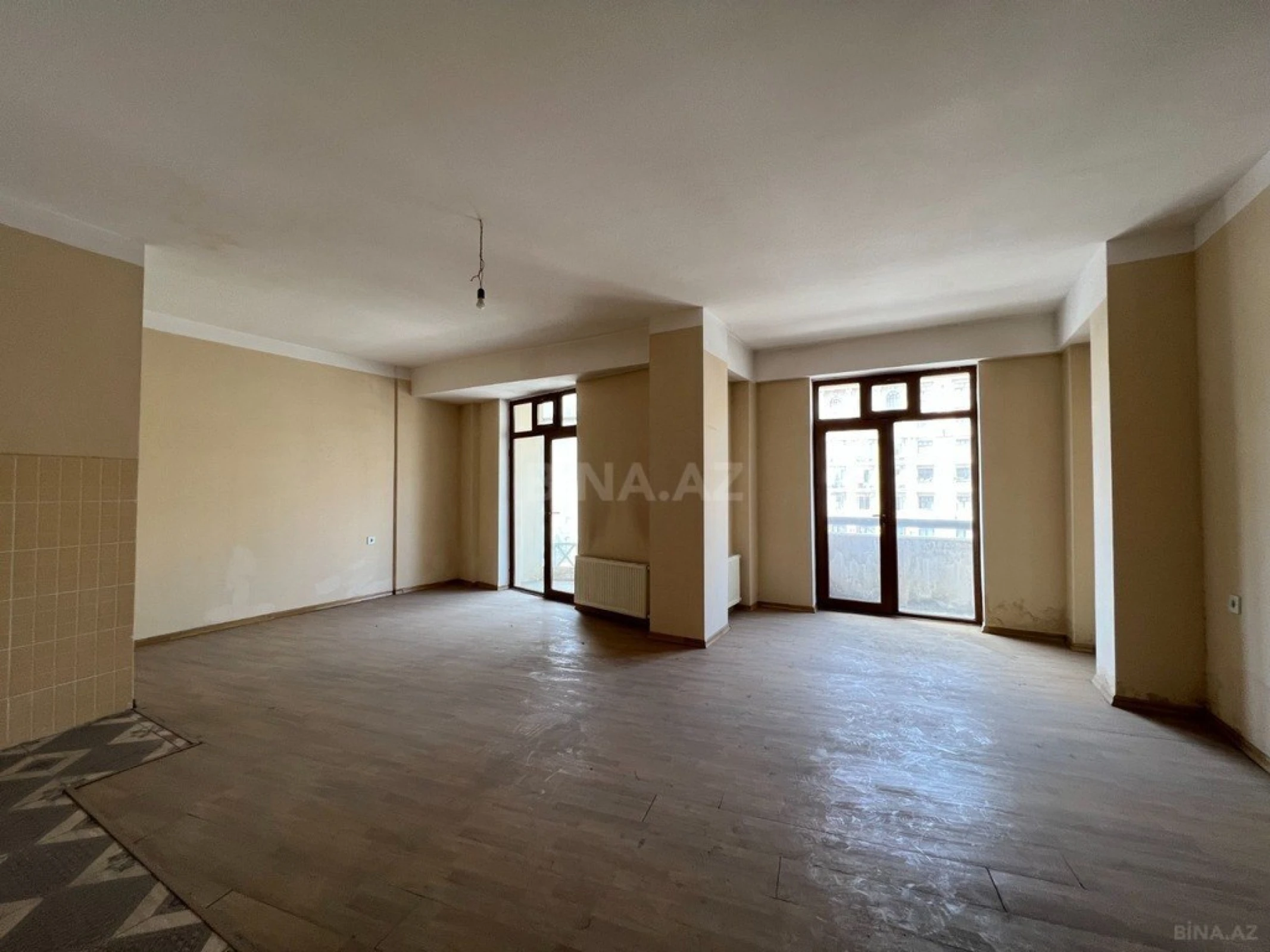 Satılır 7 otaqlı mənzil 275 m²