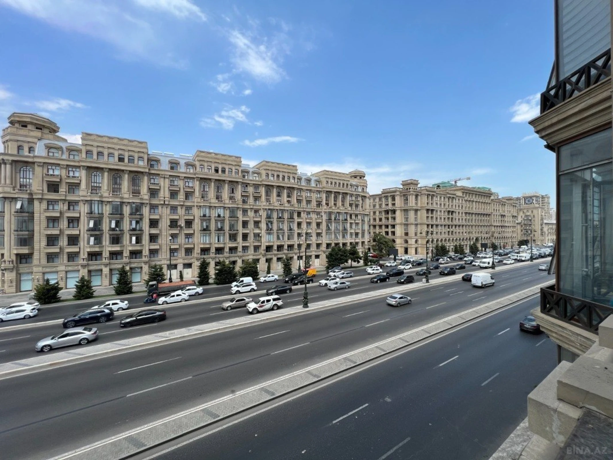 Satılır 7 otaqlı mənzil 275 m²