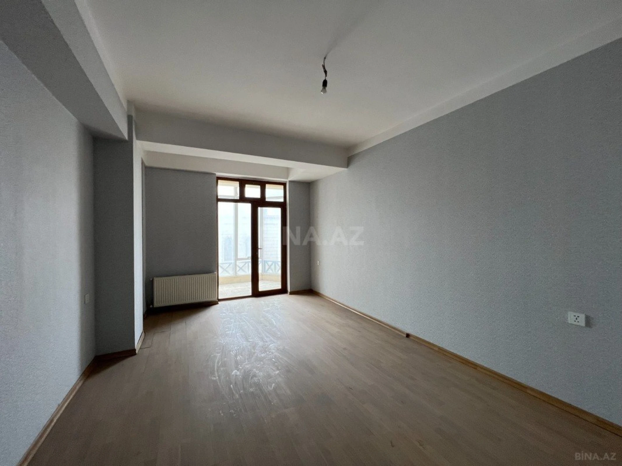 Satılır 7 otaqlı mənzil 275 m²
