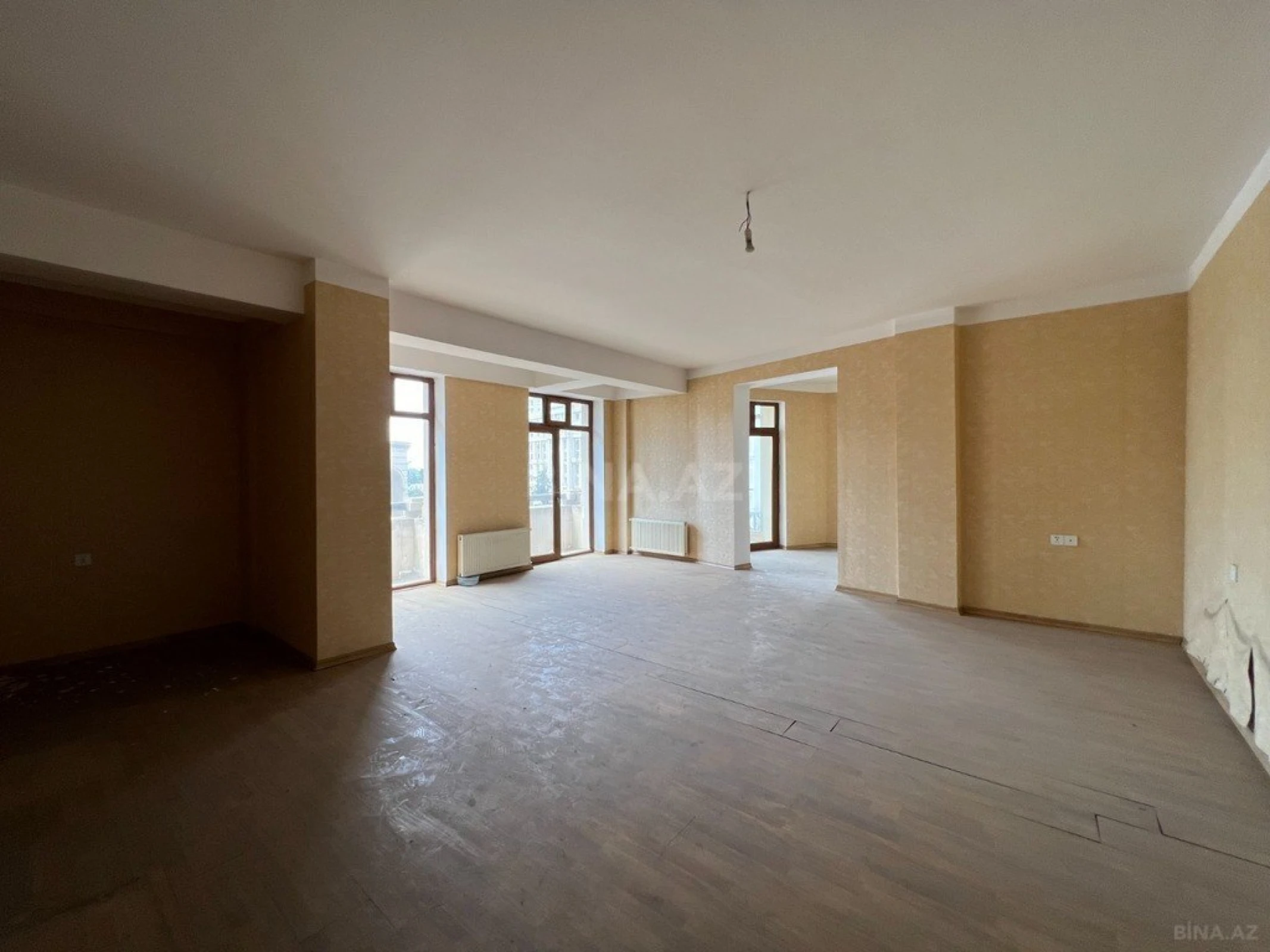 Satılır 7 otaqlı mənzil 275 m²